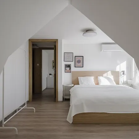 Spacious 4-story With Sauna & Garden *