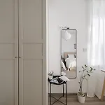 Spacious 4-story With Sauna & Garden 펜션 *