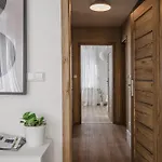 펜션 Spacious 4-story With Sauna & Garden