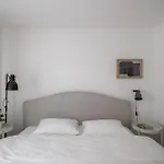 Spacious 4-story With Sauna & Garden 펜션 *