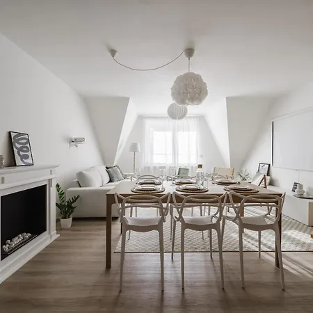 בית נופש Spacious 4-story With Sauna & Garden *