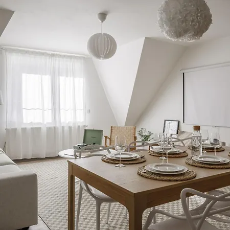 Semesterbostad Spacious 4-story With Sauna & Garden *
