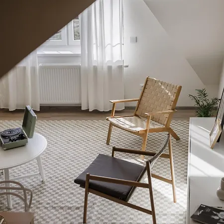 Spacious 4-story With Sauna & Garden Semesterbostad Prag