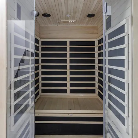 Semesterbostad Spacious 4-story With Sauna & Garden Prag