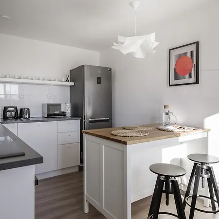 Semesterbostad Spacious 4-story With Sauna & Garden Prag