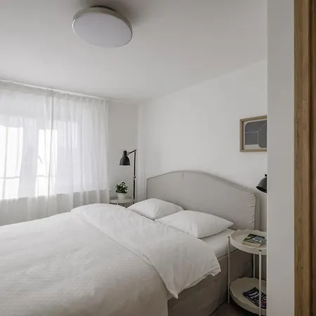 Semesterbostad Spacious 4-story With Sauna & Garden Prag
