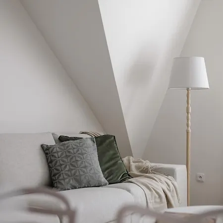 Spacious 4-story With Sauna & Garden Semesterbostad Prag